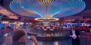 Dealer live casino profesional sedang melayani pemain via streaming